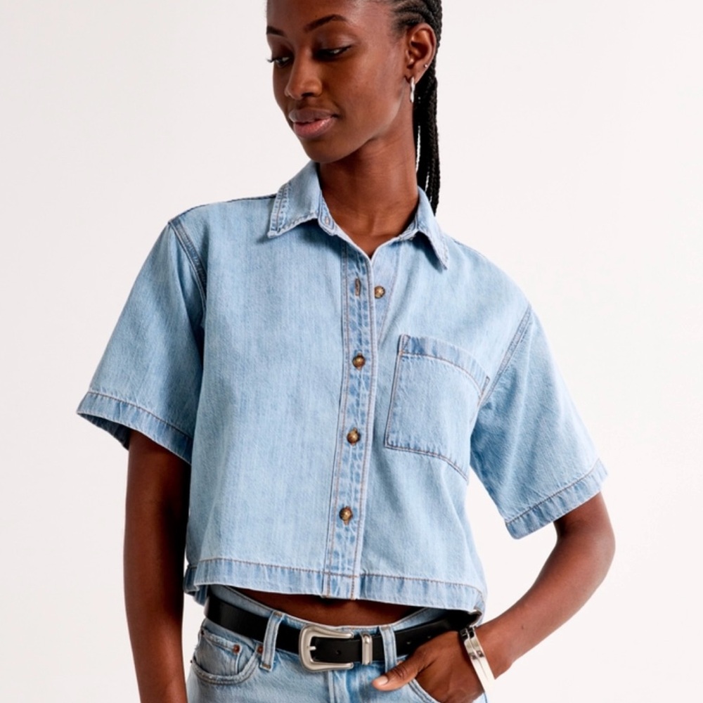 NWT Abercrombie And Fitch Short Sleeve Denim Shirt- size S